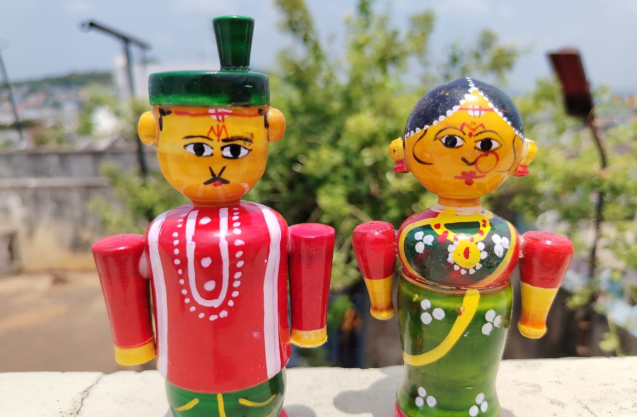WOODEN VILLAGE-STYLE COUPLE