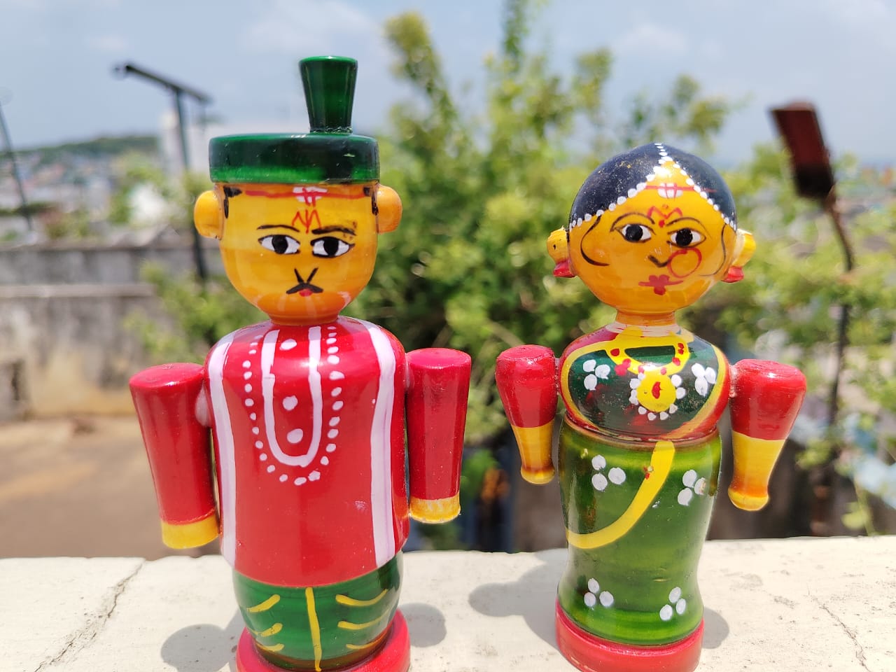 WOODEN VILLAGE-STYLE COUPLE
