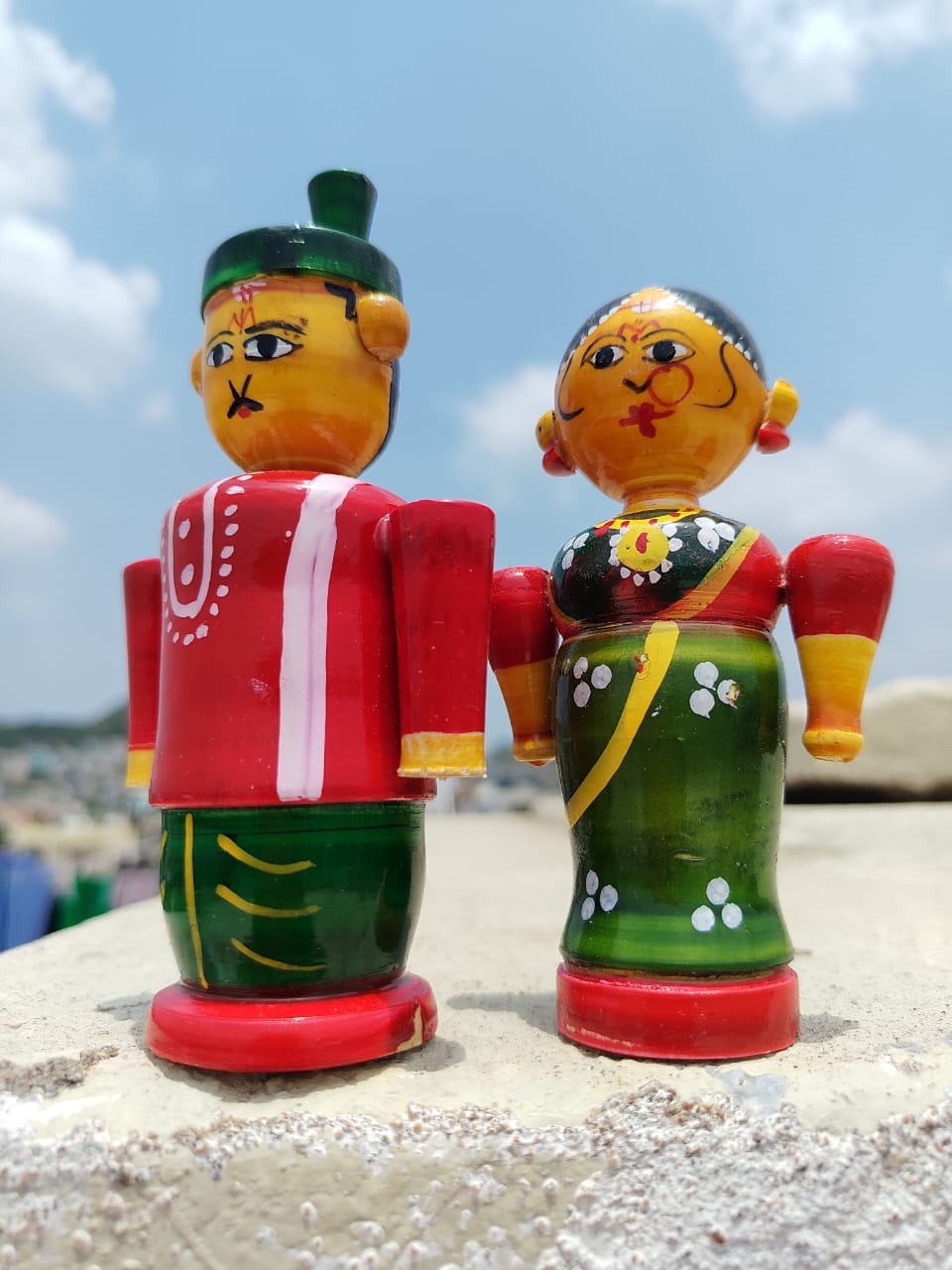 WOODEN VILLAGE-STYLE COUPLE