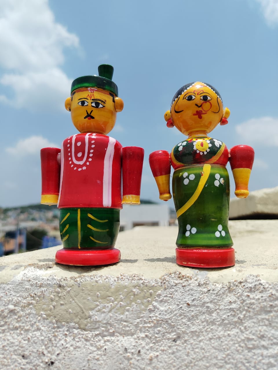 WOODEN VILLAGE-STYLE COUPLE