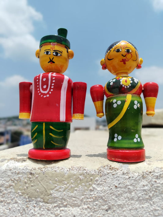 WOODEN VILLAGE-STYLE COUPLE
