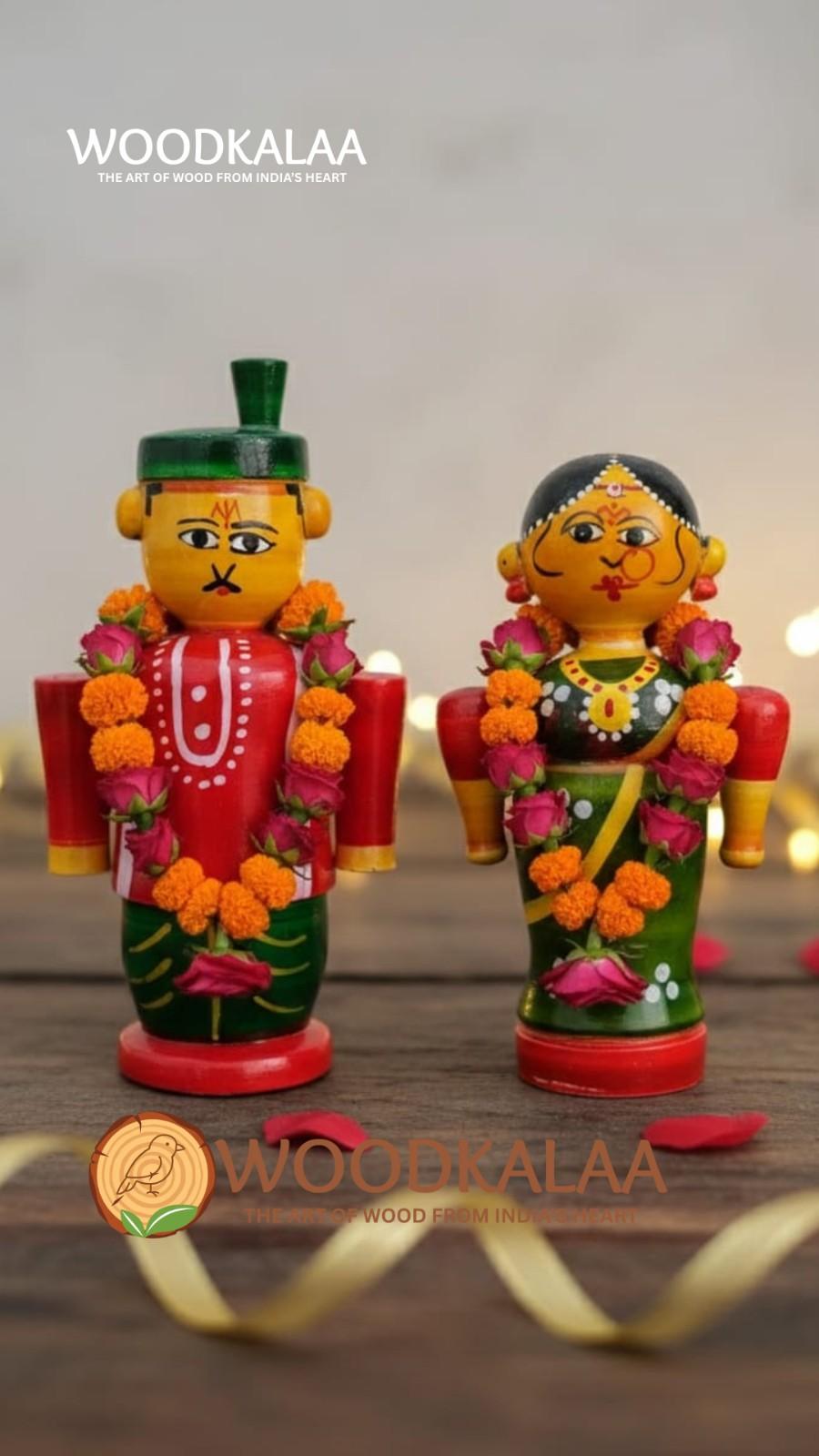 WOODEN VILLAGE-STYLE COUPLE