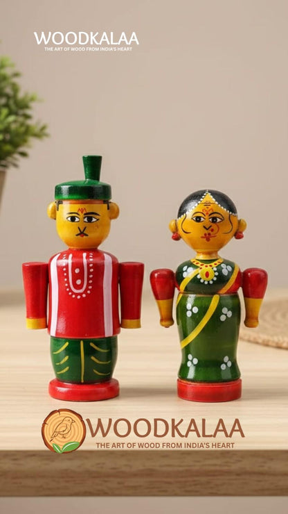 WOODEN VILLAGE-STYLE COUPLE