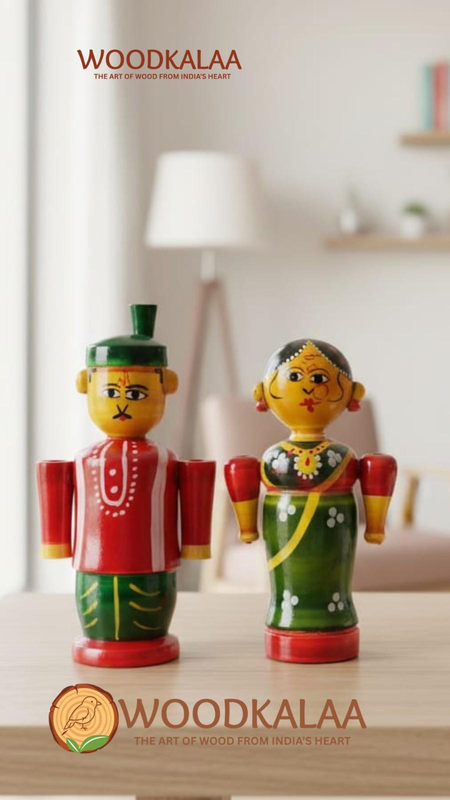 WOODEN VILLAGE-STYLE COUPLE
